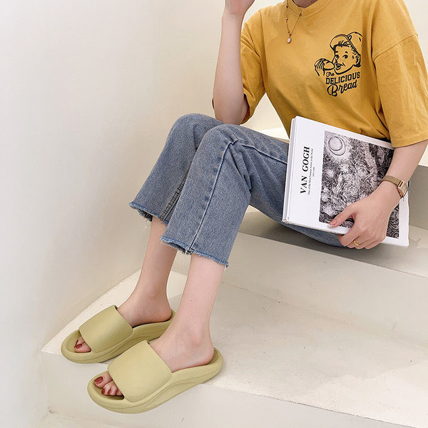 Μονόχρωμες γυναικείες παντόφλες κατάλληλες για την παραλία