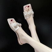 Κομψές παντόφλες με επίπεδες σόλες και διακοσμητικές μαργαριτάρια για γυναίκες