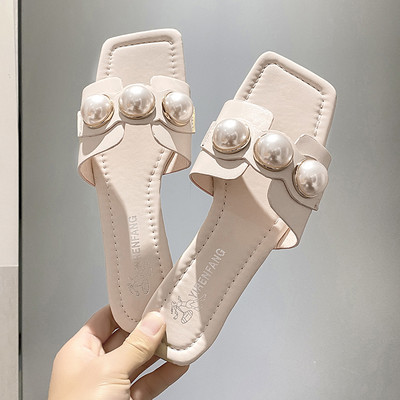 Κομψές παντόφλες με επίπεδες σόλες και διακοσμητικές μαργαριτάρια για γυναίκες
