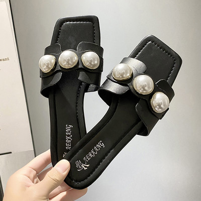 Κομψές παντόφλες με επίπεδες σόλες και διακοσμητικές μαργαριτάρια για γυναίκες