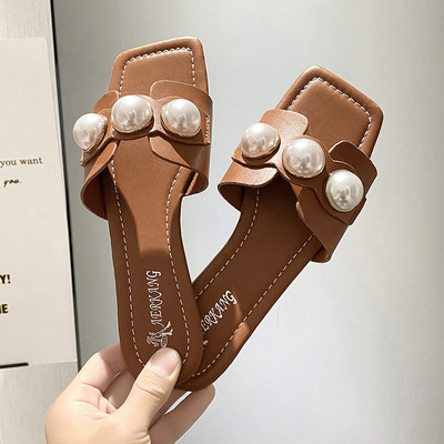 Κομψές παντόφλες με επίπεδες σόλες και διακοσμητικές μαργαριτάρια για γυναίκες