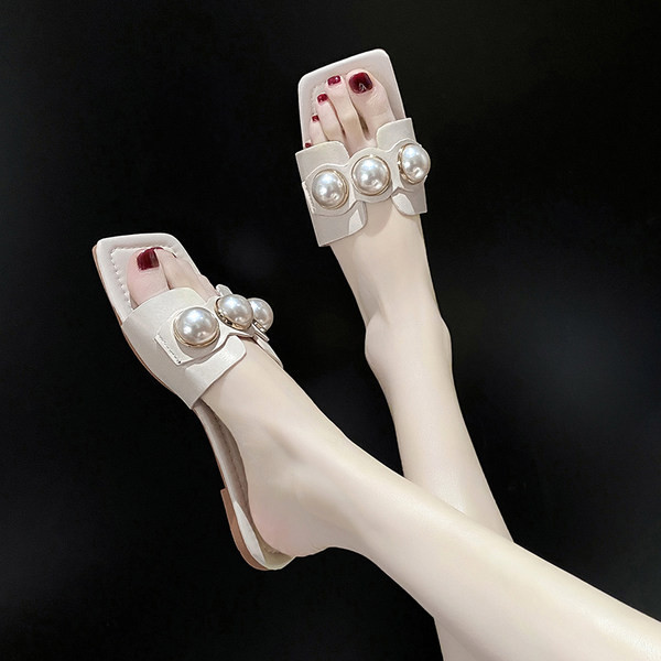 Κομψές παντόφλες με επίπεδες σόλες και διακοσμητικές μαργαριτάρια για γυναίκες