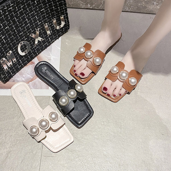 Κομψές παντόφλες με επίπεδες σόλες και διακοσμητικές μαργαριτάρια για γυναίκες