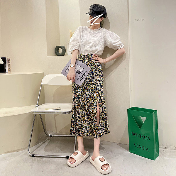 Γυναικείες μοντέρνες παντόφλες με απλικέ σε μαύρο και άσπρο χρώμα