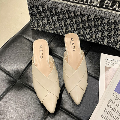 Κομψές παντόφλες μυτερό μοντέλο για γυναίκες