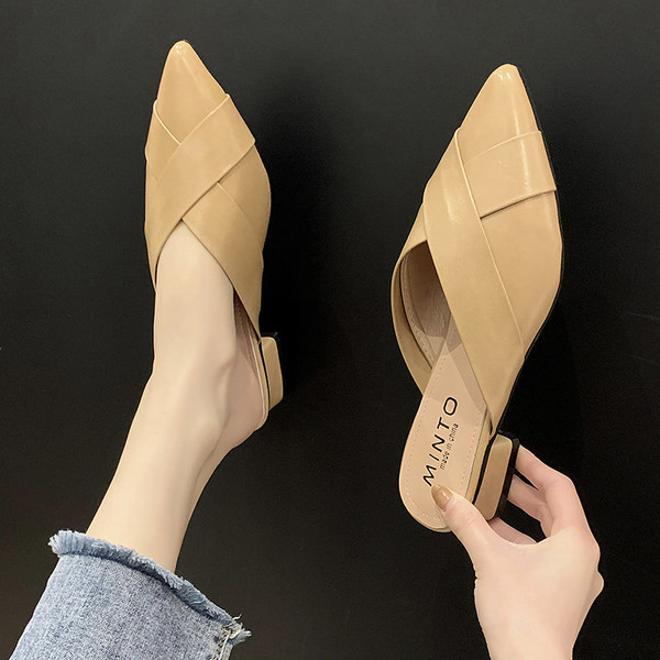 Κομψές παντόφλες μυτερό μοντέλο για γυναίκες