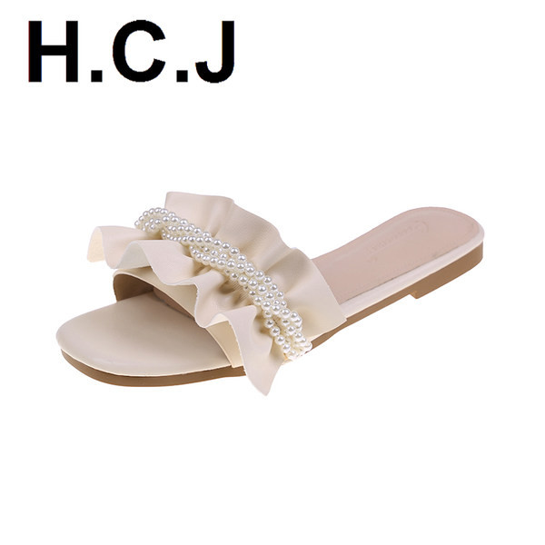 Γυναικείες παντόφλες από faux δέρμα με πέρλες σε κίτρινο και λευκό χρώμα