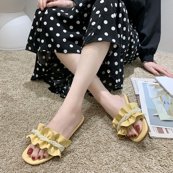 Γυναικείες παντόφλες από faux δέρμα με πέρλες σε κίτρινο και λευκό χρώμα