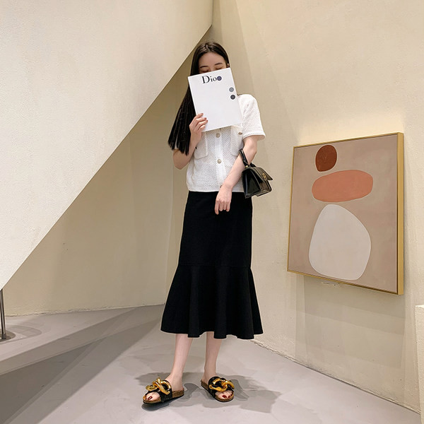 Γυναικείες παντόφλες με μεταλλικό στοιχείο και επίπεδη σόλα