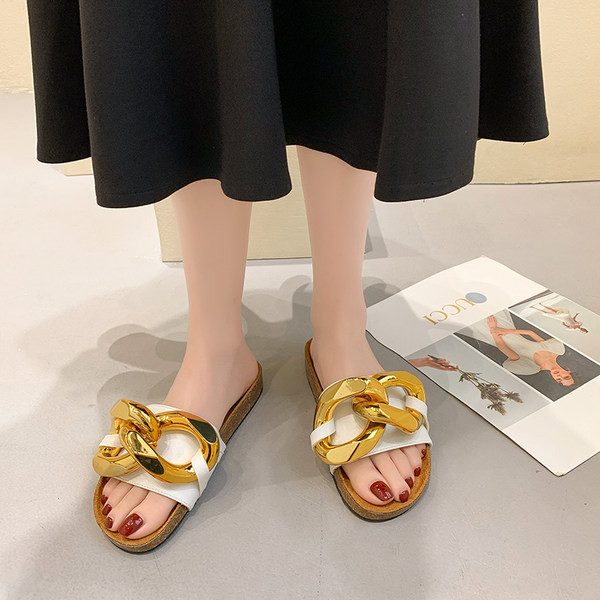 Γυναικείες παντόφλες με μεταλλικό στοιχείο και επίπεδη σόλα