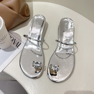 Sieviešu čības ar plakanām zolēm un dekoratīviem akmeņiem