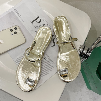 Sieviešu čības ar plakanām zolēm un dekoratīviem akmeņiem