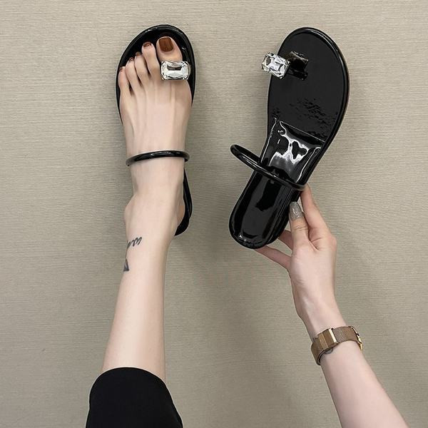 Sieviešu čības ar plakanām zolēm un dekoratīviem akmeņiem