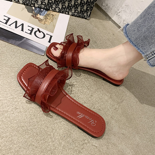 Κομψές γυναικείες παντόφλες με επίπεδη σόλα σε δύο μοντέλα