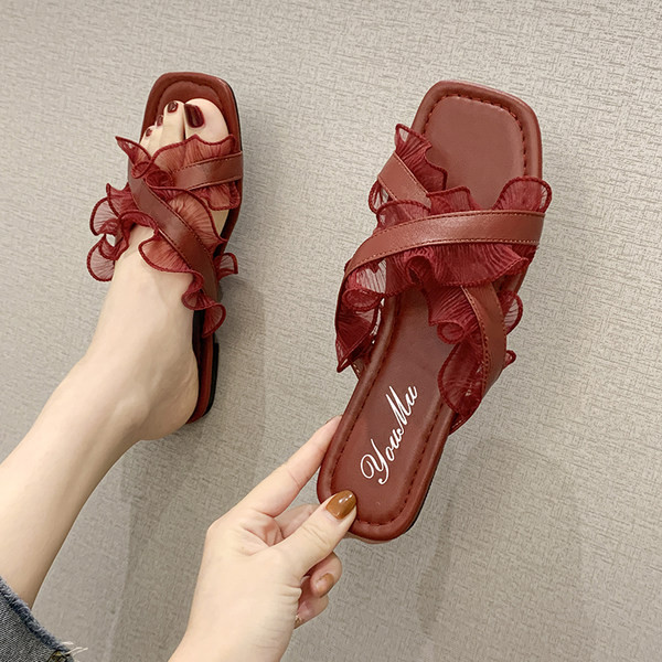 Κομψές γυναικείες παντόφλες με επίπεδη σόλα σε δύο μοντέλα