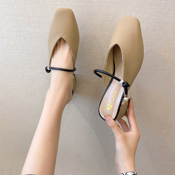 Κομψές παντόφλες κλειστό μοντέλο με τακούνι για γυναίκες