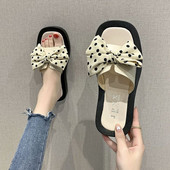 Νέο μοντέλο γυναικείες παντόφλες με επίπεδη σόλα και κορδέλα πουά