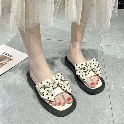 Νέο μοντέλο γυναικείες παντόφλες με επίπεδη σόλα και κορδέλα πουά