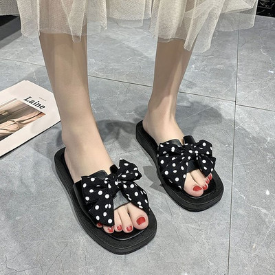 Νέο μοντέλο γυναικείες παντόφλες με επίπεδη σόλα και κορδέλα πουά