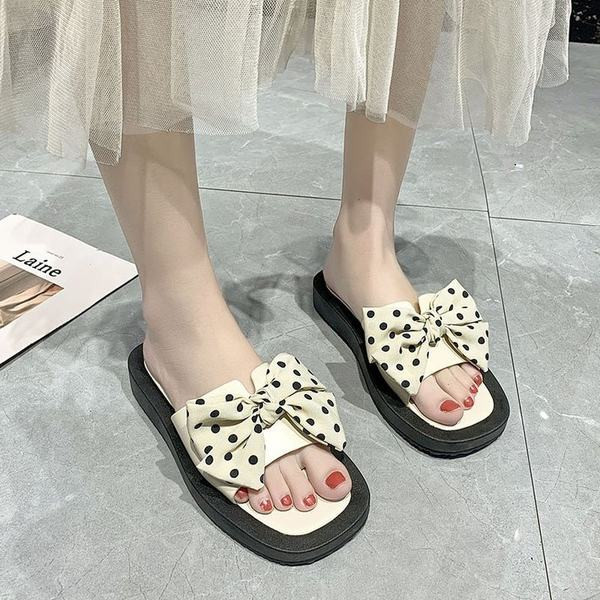 Νέο μοντέλο γυναικείες παντόφλες με επίπεδη σόλα και κορδέλα πουά