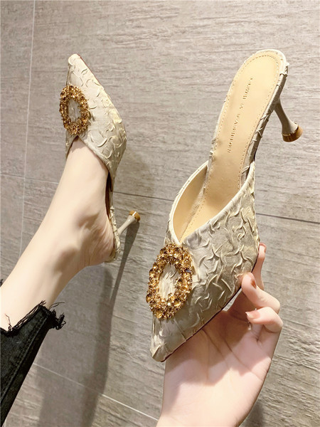 Κομψές παντόφλες μυτερό μοντέλο με αγκράφα για γυναίκες