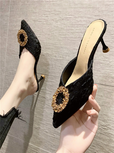 Κομψές παντόφλες μυτερό μοντέλο με αγκράφα για γυναίκες