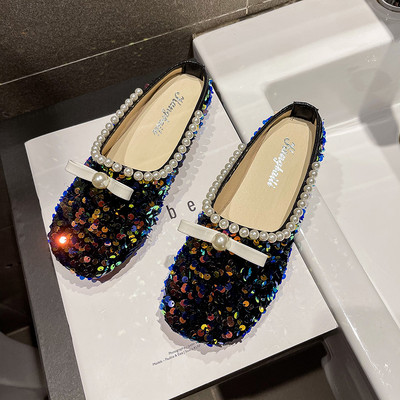Κομψές γυναικείες παντόφλες με διακοσμητικά μαργαριτάρια και παγιέτες