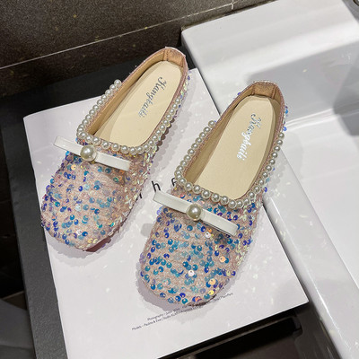Κομψές γυναικείες παντόφλες με διακοσμητικά μαργαριτάρια και παγιέτες