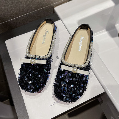 Κομψές γυναικείες παντόφλες με διακοσμητικά μαργαριτάρια και παγιέτες
