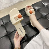 Casual παντόφλες με επίπεδη σόλα και τρισδιάστατα στοιχεία