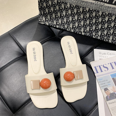 Casual παντόφλες με επίπεδη σόλα και τρισδιάστατα στοιχεία