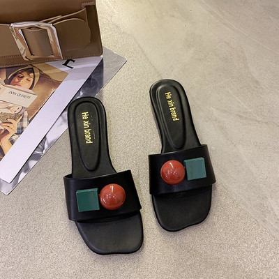 Casual παντόφλες με επίπεδη σόλα και τρισδιάστατα στοιχεία