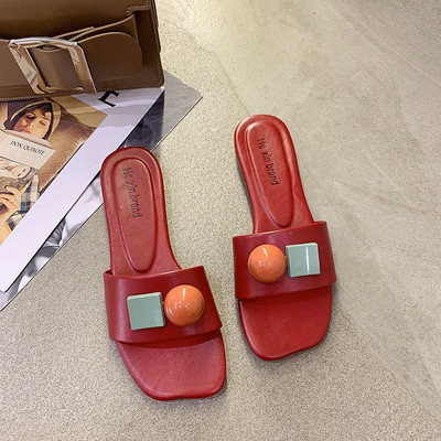 Casual παντόφλες με επίπεδη σόλα και τρισδιάστατα στοιχεία