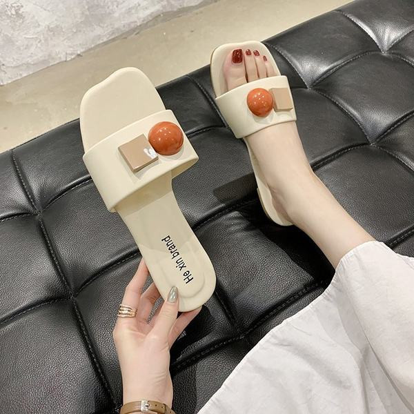 Casual παντόφλες με επίπεδη σόλα και τρισδιάστατα στοιχεία