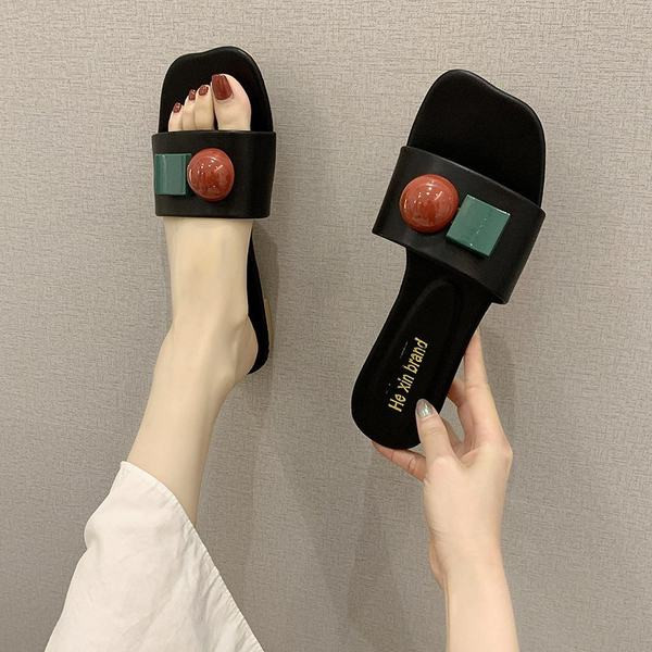 Casual παντόφλες με επίπεδη σόλα και τρισδιάστατα στοιχεία