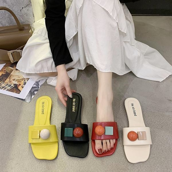 Casual παντόφλες με επίπεδη σόλα και τρισδιάστατα στοιχεία