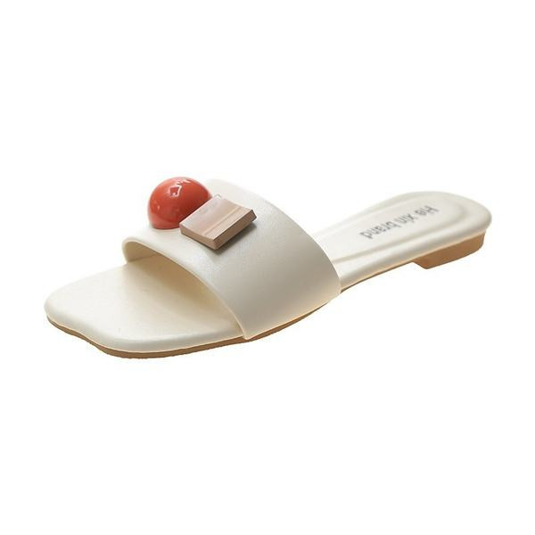 Casual παντόφλες με επίπεδη σόλα και τρισδιάστατα στοιχεία