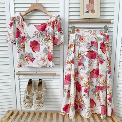 Set de dama model nou cu model floral de bluza si fusta