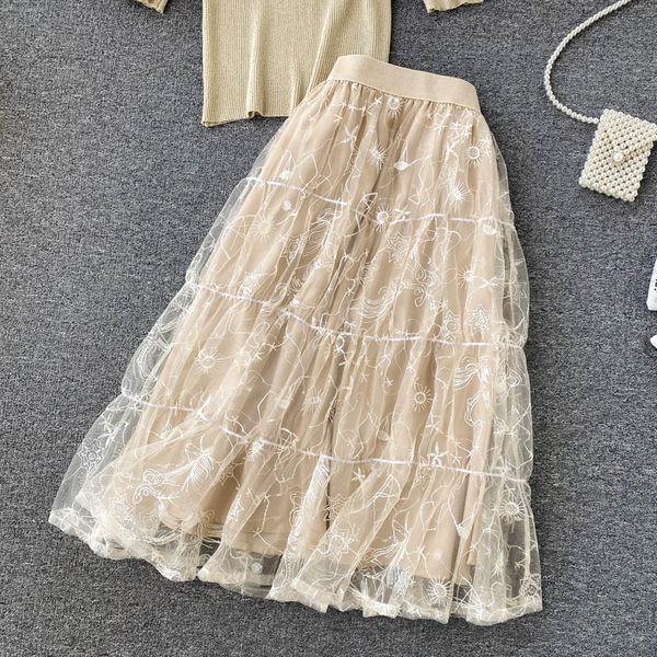 Set dama cu dantela si broderie in bej