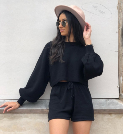 Set de pantaloni scurți de damă cu cravate și o bluză cu mâneci lungi