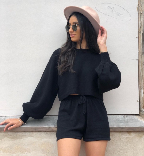 Set de pantaloni scurți de damă cu cravate și o bluză cu mâneci lungi