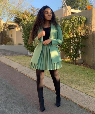 Μοντέρνο γυναικείο σετ πλισέ φούστα και σακάκι