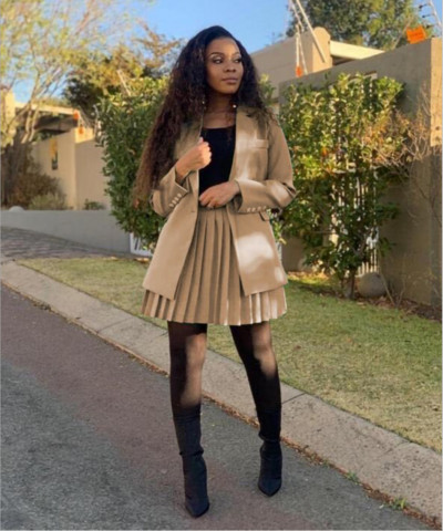 Μοντέρνο γυναικείο σετ πλισέ φούστα και σακάκι