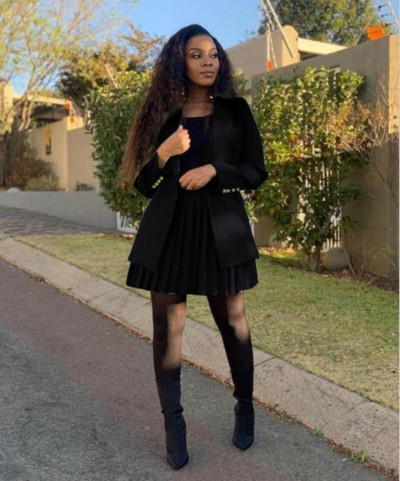 Μοντέρνο γυναικείο σετ πλισέ φούστα και σακάκι