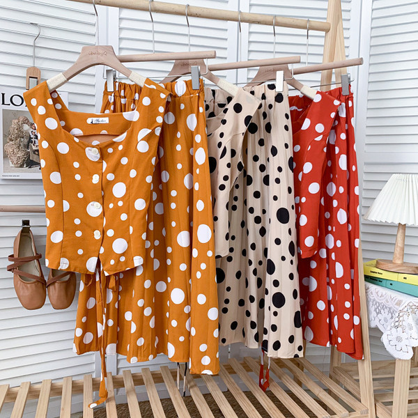 Moderns sieviešu komplekts vairākās punktu krāsās