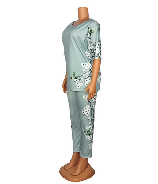 Sieviešu komplekts ar ziedu rakstu bikses un blūze