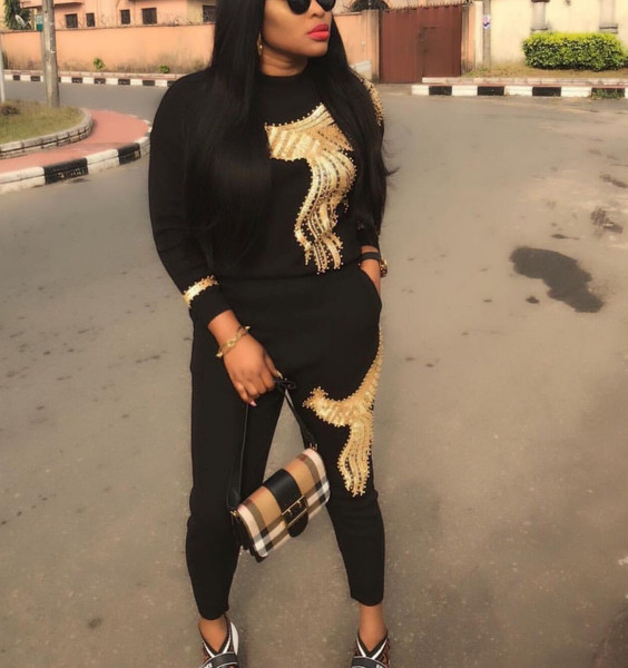 Moderni ženski komplet iz dva dela sa aplikacijom