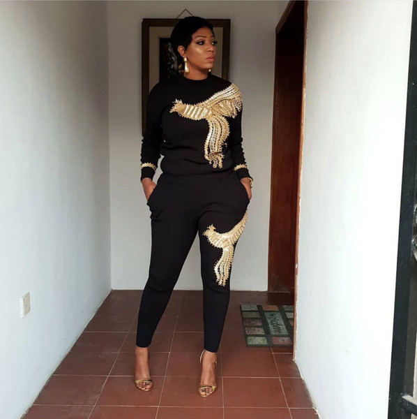 Moderni ženski komplet iz dva dela sa aplikacijom