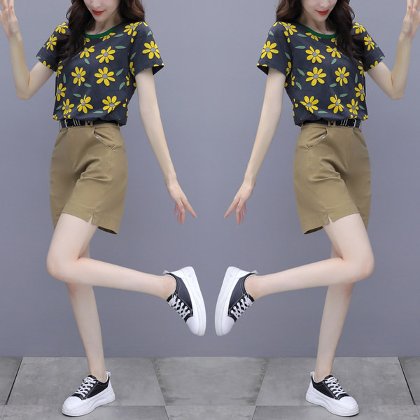 Novi model ženskog kompleta dvodijelne majice s cvjetnim uzorkom i kratkih hlačica