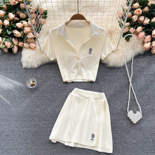 Sieviešu komplekts no divām daļām baltā krāsā